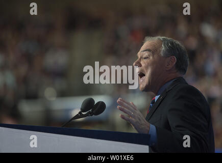 Vizepräsidentin nominierte Tim Kaine akzeptiert die VP Nominierung bei Tag drei der Democratic National Convention in Wells Fargo Center in Philadelphia, Pennsylvania am 27. Juli 2016. Hillary Clinton Ansprüche die Nominierung des demokratischen Partei für das Amt des Präsidenten. Foto von Pete Marovich/UPI Stockfoto