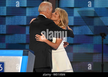 Vizepräsident Joe Biden erhält einen Kuss von seiner Frau Jill nach der Adressierung die Delegierten am Tag drei der National Convention der Demokraten an der Wells Fargo Center in Philadelphia, Pennsylvania am 27. Juli 2016. Hillary Clinton Ansprüche die Nominierung des demokratischen Partei für das Amt des Präsidenten. Foto von Pat Benic/UPI Stockfoto