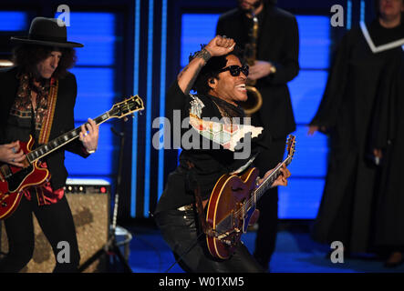 Musiker Lenny Kravitz führt seinen Hit "Let Love Rule" bei Tag drei der National Convention der Demokraten an der Wells Fargo Center in Philadelphia, Pennsylvania am 27. Juli 2016. Hillary Clinton Ansprüche die Nominierung des demokratischen Partei für das Amt des Präsidenten. Foto von Pat Benic/UPI Stockfoto