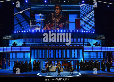 Musiker Lenny Kravitz führt seinen Hit "Let Love Rule" bei Tag drei der National Convention der Demokraten an der Wells Fargo Center in Philadelphia, Pennsylvania am 27. Juli 2016. Hillary Clinton Ansprüche die Nominierung des demokratischen Partei für das Amt des Präsidenten. Foto von Pat Benic/UPI Stockfoto