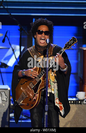 Musiker Lenny Kravitz führt seinen Hit "Let Love Rule" bei Tag drei der National Convention der Demokraten an der Wells Fargo Center in Philadelphia, Pennsylvania am 27. Juli 2016. Hillary Clinton Ansprüche die Nominierung des demokratischen Partei für das Amt des Präsidenten. Foto von Pat Benic/UPI Stockfoto