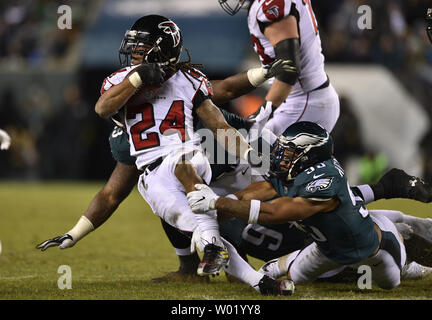 Atlanta Falcons' Devonta Freeman (24) ist durch die Philadelphia Eagles' Mychal Kendricks (95) im dritten Quartal ein NFC Teilungsendspielspiel am Lincoln Financial Field in Angriff genommen am 13 Januar, 2018 in Philadelphia. Die Adler gewannen 15-10 zum NFC Championship Game. Foto von Derik Hamilton/UPI Stockfoto