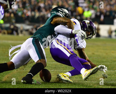 Philadelphia Eagles cornerback Jalen Mühlen (L) Streifen die Kugel weg von Minnesota Vikings wide receiver Jarius Wright im dritten Quartal das NFC Championship Game an den Lincoln Financial Field in Philadelphia, Pennsylvania, am 21. Januar 2018. Foto von Kevin Dietsch/UPI Stockfoto