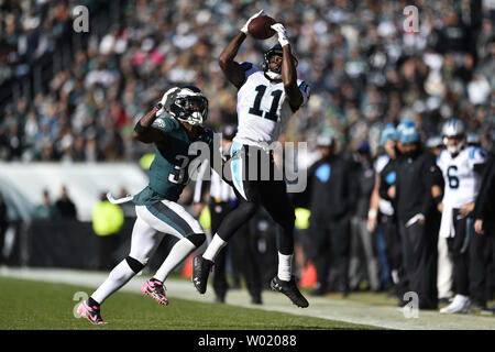 Carolina Panthers wide receiver Torrey Smith (11) Macht einen Haken hinter Philadelphia Eagles cornerback Jalen Mühlen (31) im vierten Quartal ein NFL Football Spiel am Lincoln Financial Field in Philadelphia am Okt. 21, 2018. Die Leoparden gewannen 21-17. Foto von Derik Hamilton/UPI Stockfoto