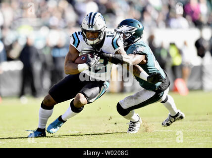 Carolina Panthers wide receiver DJ Moore (12) Läuft die Kugel hinter Philadelphia Eagles starke Sicherheit Malcolm Jenkins (27) im vierten Quartal ein NFL Football Spiel am Lincoln Financial Field in Philadelphia am Okt. 21, 2018. Die Leoparden gewannen 21-17. Foto von Derik Hamilton/UPI Stockfoto