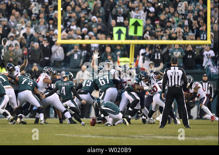 Philadelphia Eagles Ort kicker Jake Elliott (4) tritt die gewinnenden Feld Ziel gegen die Houston Texans am Lincoln Financial Field in Philadelphia am 23 Dezember, 2018. Die Adler gewannen 32-30. Foto von Derik Hamilton/UPI Stockfoto