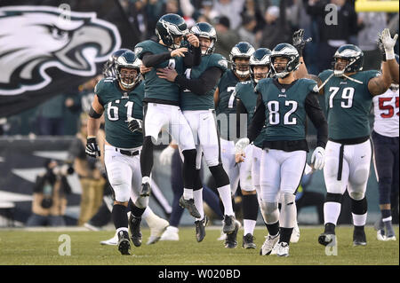 Philadelphia Eagles Ort kicker Jake Elliott (4) feiert mit Teamkollegen nach dem Bolzen gewinnenden Feld Ziel gegen die Houston Texans am Lincoln Financial Field in Philadelphia am 23 Dezember, 2018. Die Adler gewannen 32-30. Foto von Derik Hamilton/UPI Stockfoto