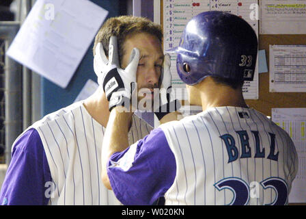 PHO 2001050908 - 09 Mai 2001 - Phoenix, Arizona, USA: Luis Gonzalez, Links, Arizona Diamondbacks outfielder, hat seine Schläfen massiert durch Jay Bell im Dugout in der fünften Inning der Diamantmarkierungen Heimspiel gegen den Cincinnati Reds in Phoenix, Arizona, Mai 9, 2001. Die Diamantmarkierungen gewann das Spiel 5 - 3. Gonzalez, der 16 Home Runs in diesem Jahr bisher geschlagen hat, ist auf ein Tempo von Mark McGwire mark 1998 zu übertreffen.cc/jk/Jack Kurtz UPI Stockfoto