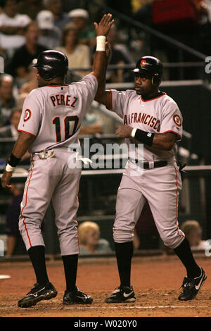 San Francisco Giants Neifi Perez gratuliert Marquis Grissom nach Grissom ein 3 run Homer im fünften Inning gegen die Arizona Diamondbacks Mittwoch, 2. Juni 2004 getroffen. UPI FOTO/das Befugnisse Stockfoto