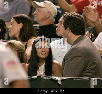 Indy Car Racer Danica Patrick in einem Spiel zwischen den Arizona Diamondbacks und St. Louis Cardinals Juli 6, 2005 in Phoenix, AZ. Während der siebten Inning wird sie von einem Phoenix TV-Sender interviewt. (UPI FOTO/DAS Befugnisse) Stockfoto