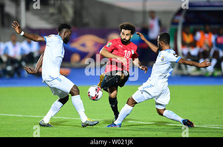 Kairo, Ägypten. 26 Juni, 2019. Mohamed Salah Mahrous Ghaly (C) von Ägypten schießt während der 2019 Afrika Cup der Nationen ein Match zwischen Ägypten und der Demokratischen Republik Kongo in Kairo, Ägypten, am 26. Juni 2019. Credit: Wu Huiwo/Xinhua/Alamy leben Nachrichten Stockfoto