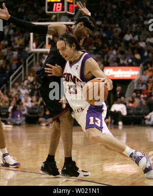 Phoenix Suns Steve Nash fährt um Philadelphia 76ers Allen Iverson im zweiten Quartal am 4. Januar 2006 in Phoenix, AZ. (UPI FOTO/DAS Befugnisse) Stockfoto