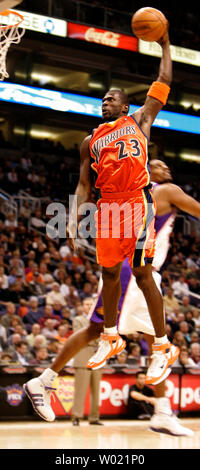 Golden State Warrior Jason Richardson (23) Setzt sich in einem Dunk gegen die Phoenix Suns im vierten Quartal Januar 12, 2006, Phoenix, AZ. Die Sonnen besiegte die Krieger 112-99. (UPI FOTO/DAS Befugnisse) Stockfoto