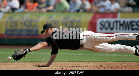 San Francisco Riese erste Basisspieler Lance Niekro ist nicht in der Lage, einen Handschuh auf eine scharf hit Ball durch Texas Rangers Brad Wilkerson in Scottsdale, AZ 14. März 2006 erhalten. (UPI FOTO/DAS Befugnisse) Stockfoto