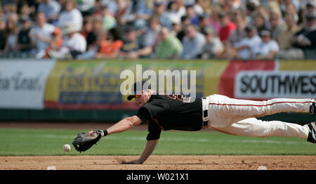 San Francisco Riese erste Basisspieler Lance Niekro ist nicht in der Lage, einen Handschuh auf eine scharf hit Ball durch Texas Rangers Brad Wilkerson in Scottsdale, AZ 14. März 2006 erhalten. (UPI FOTO/DAS Befugnisse) Stockfoto