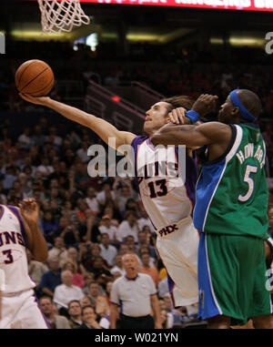 Steve Phoenix Suns' Nash treibt die Lane gegen die Dallas Mavericks Josh Howard im zweiten Quartal in Phoenix, AZ 13. April 2006. (UPI FOTO/DAS Befugnisse) Stockfoto