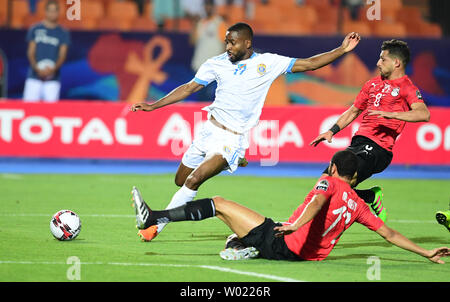 Kairo, Ägypten. 26 Juni, 2019. Cedric Bakambu (L) der Demokratischen Republik Kongo schießt während der 2019 Afrika Cup der Nationen ein Match zwischen Ägypten und der Demokratischen Republik Kongo in Kairo, Ägypten, am 26. Juni 2019. Credit: Wu Huiwo/Xinhua/Alamy leben Nachrichten Stockfoto