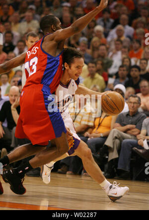 Phoenix Suns Steve Nash fährt gegen die Los Angeles Clippers Quentin Ross im ersten Quartal das erste Spiel der NBA Konferenz-halbfinalen in Phoenix, AZ, 8. Mai 2006. (UPI Foto/Rick Scuteri) Stockfoto