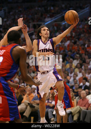 Phoenix Suns Steve Nash Antriebe in Richtung zum Korb gegen die Los Angeles Clippers im ersten Quartal das zweite Spiel der NBA Konferenz-halbfinalen in Phoenix, AZ 10. Mai 2006. (UPI Foto/Rick Scuteri) Stockfoto