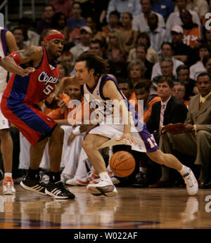 Phoenix Suns Steve Nash fährt um Los Angeles Clippers Corey Maggette im zweiten Quartal das siebte Spiel der Western Division Halbfinale in Phoenix, 22. Mai 2006. (UPI FOTO/DAS Befugnisse) Stockfoto