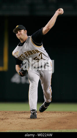 Die Pittsburgh Pirates Krug Zach Herzog wirft gegen die Arizona Diamondbacks in Phoenix, 24. Mai 2006. (UPI FOTO/DAS Befugnisse) Stockfoto