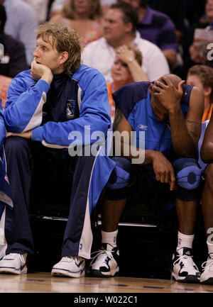 Dallas Mavericks Dirk Nowitzki und Jerry Stackhouse reagieren, von der Bank mit ungefähr drei Minuten nach links gegen die Phoenix Suns im vierten Quartal Spiel vier der NBA Western Division Finals in Phoenix, 28. Mai 2006 zu spielen. Die Sonnen besiegte die Mavericks 106-86 noch die Reihe bei 2-2. (UPI FOTO/DAS Befugnisse) Stockfoto