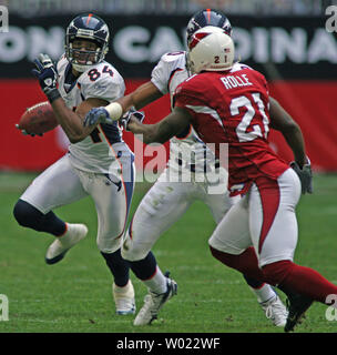 Denver Broncos wide receiver Javon (84) sieht für laufende Zimmer als Arizona-kardinäle cornerback Antrel Rolle (21) kommt, zu versuchen, und während der ersten Hälfte Aktion an der University of Phoenix Stadium in Glendale, Arizona am 17. Dezember 2006. (UPI Foto/Kunst Foxall) Stockfoto