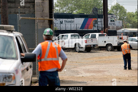 Ein New Jersey Transit computer Zug fährt über die Website der tödlichen Zugunglück in der vergangenen Woche in Philadelphia am 18. Mai 2015. Amtrak Bahnhof wieder durch die Gegend nach tödlichen Zug der letzte Dienstag Nacht Entgleisung bei Frankford Junction, nördlich von Philadelphia. Foto von Kevin Dietsch/UPI Stockfoto