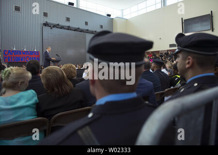 Lokale Polizisten hören als Präsident Barack Obama Bemerkungen auf der Ray & Joan Kroc Corps Community Center in Camden, New Jersey bietet am 18. Mai 2015. Der Präsident sprach über die Bemühungen der Camden County Police Department Vertrauen zwischen Ihrer Abteilung und die Gemeinschaft aufzubauen. Camden wurde kürzlich als "Versprechen Zone", die nutzt Bundesbewilligungen wirtschaftliche Chance zu erhöhen, die Kriminalität zu reduzieren und die öffentliche Gesundheit zu verbessern, unter anderen Prioritäten der Gemeinschaft ermittelt. Foto von Kevin Dietsch/UPI Stockfoto