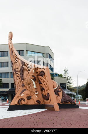 Gisborne, Neuseeland - 25. April 2017: Te Tauihu Turanga Whakamana ist ein großes, modernes Maori öffentliche Kunstwerk befindet sich an der Ecke der Customhouse Stree Stockfoto