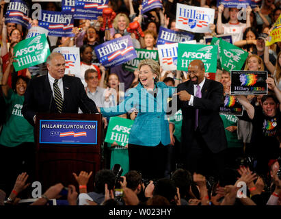 Demokratische Präsidentschaftskandidat Senator Hillary Clinton (D-NY) feiert mit Pennsylvania Gouverneur ED Rendell (L) und Philadelphia Bürgermeister Bürgermeister Michael Nutter nach dem Gewinn der Pennsylvania Präsidentenprimär auf einer Kundgebung in Philadelphia am 22. April 2008. (UPI Foto/Kevin Dietsch) Stockfoto