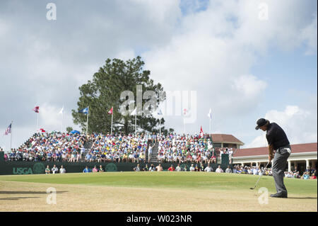 Phil Mickelson Schläge auf dem 18 Grün während der ersten Runde der 114. US Open bei Pinehurst Nr. 2 in Pinehurst, North Carolina am 11. Juni 2014. UPI/Kevin Dietsch Stockfoto