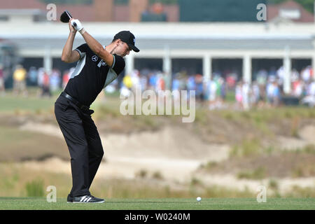 Martin Kaymer Hits aus der 18-t-stück, um während der Runde 2 der 114 US Open bei Pinehurst Nr. 2 in Pinehurst, North Carolina am 13. Juni 2014. UPI/Kevin Dietsch Stockfoto