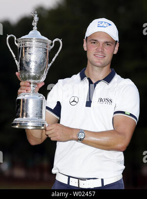 Martin Kaymer hält die WM-Trophäe nach der Endrunde, die von den 114 US Open bei Pinehurst Nr. 2 in Pinehurst North Carolina am 15. Juni 2014. Kaymer gewinnt die US Open 2014 mit einem Ergebnis von 9 unter Par und einem 4 Tag insgesamt 271. UPI/John angelillo Stockfoto