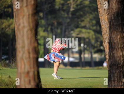 11-jährige Lucy Li Antriebe Nr. 11 während der ersten Runde der US Open bei Pinehurst Nr. 2, in Pinehurst, North Carolina, am 19. Juni 2014. UPI/David Tulis Stockfoto