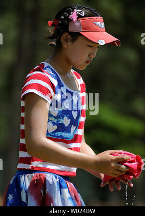 11-jährige Lucy Li kühlt mit einem nassen Handtuch auf Loch 8 während der ersten Runde der US Open bei Pinehurst Nr. 2, in Pinehurst, North Carolina, am 19. Juni 2014. Li beendete bei 8 über mit 78 für den Tag. UPI/David Tulis Stockfoto