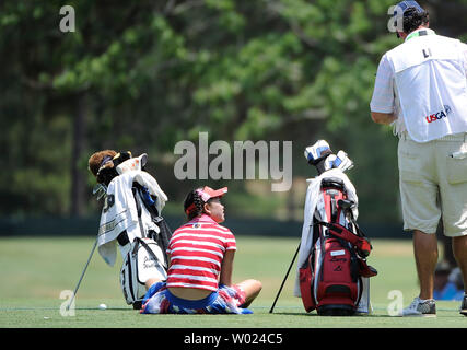 11-jährige Lucy Li sitzt und wartet ihr T-Stück Anschlag auf Bohrung 9 während der ersten Runde der US Open zu schlagen an Pinehurst Nr. 2, in Pinehurst, North Carolina, am 19. Juni 2014. Li beendete bei 8 über mit 78 für den Tag. UPI/David Tulis Stockfoto