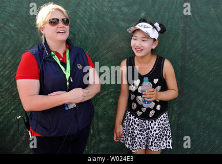 11-jährige Lucy Li (R), das jüngste - überhaupt Women's US Open Konkurrent, bereitet die News Medien zu treffen, nachdem Sie mit einer 8-über-Par 78 abgeschlossen, die erste runde Kerbe des sechsten Sortierer von 78, während die zweite Runde der US Open bei Pinehurst Nr. 2, in Pinehurst, North Carolina, am 20. Juni 2014. UPI/David Tulis Stockfoto