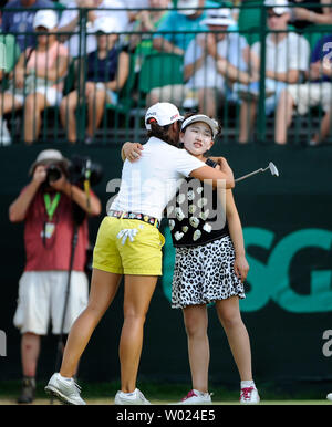 11-jährige Lucy Li (R), das jüngste - überhaupt Women's US Open Konkurrent, Umarmungen, partner Jessica Wallace von Kanada nach dem 6. Grader mit einer 8-über-Par 78 fertig, passende Li's erste runde Kerbe von 78, während die zweite Runde der US Open bei Pinehurst Nr. 2, in Pinehurst, North Carolina, am 20. Juni 2014. UPI/David Tulis Stockfoto