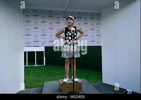 11-jährige Lucy Li, der jüngste - überhaupt Women's US Open Konkurrent ist, steht auf einem Feld an der 6. Grader die Medien nach der Fertigung mit einer 8-über-Par 78 während der zweiten Runde der US Open bei Pinehurst Nr. 2, in Pinehurst, North Carolina, am 20. Juni 2014 erfüllt. Li 16 über insgesamt wird sie wahrscheinlich nicht in die letzten beiden Runden. UPI/David Tulis Stockfoto