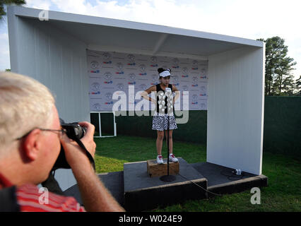 11-jährige Lucy Li, der jüngste - überhaupt Women's US Open Konkurrent ist, steht auf einem Feld, wie Sie die Medien nach der Fertigung mit einer 8-über-Par 78 während der zweiten Runde der US Open bei Pinehurst Nr. 2, in Pinehurst, North Carolina, am 20. Juni 2014 erfüllt. Li 16 über insgesamt wird sie wahrscheinlich nicht in die letzten beiden Runden. UPI/David Tulis Stockfoto