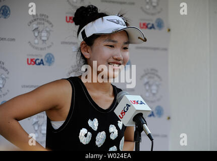 11-jährige Lucy Li, der jüngste - überhaupt Women's US Open Konkurrent, erfüllt die Medien nach dem 6. Grader mit 8 über Par - 78 während die zweite Runde der US Open bei Pinehurst Nr. 2, in Pinehurst, North Carolina, am 20. Juni 2014 beendet. Li 16 über insgesamt wird sie wahrscheinlich nicht in die letzten beiden Runden. UPI/David Tulis Stockfoto