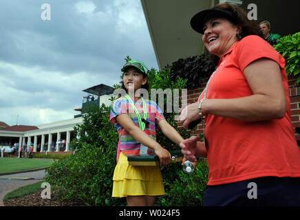 11-jährige Lucy Li, der jüngste - überhaupt Women's US Open Konkurrent, erhält ein kostenloses Paket von Golf Shirts von Kerry Andres (R) nach Runde drei der Frauen US Open bei Pinehurst Nr. 2, in Pinehurst, North Carolina, am 21. Juni 2014. Der 6. Grader kardierte 78-78 und nicht den Schnitt machen, aber sie folgte Michelle Wie um den Kurs statt. UPI/David Tulis Stockfoto