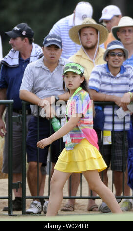 11-jährige Lucy Li, der jüngste - überhaupt Women's US Open Konkurrent, folgt Michelle Wie auf Loch 18 in Runde drei der US Open bei Pinehurst Nr. 2, in Pinehurst, North Carolina, am 21. Juni 2014. Der 6. Grader kardierte 78-78 für die ersten zwei Umläufe und nicht den Schnitt. UPI/David Tulis Stockfoto