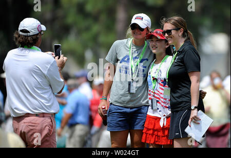 11-jährige Lucy Li (C), das jüngste - überhaupt Women's US Open Konkurrent, Posen für Fotos während Sie Michelle Wie in der letzten Runde der US Open der Frauen folgt bei Pinehurst Nr. 2, in Pinehurst, North Carolina, am 22. Juni 2014. Wie gewann das Turnier mit einer 2 - Gleichheit der Gesamtpunktzahl. UPI/David Tulis Stockfoto