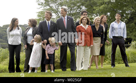 Senator John Kerry und running mate Senator John Edwards und ihre Familien für die Medien stellen am Bauernhof Haus des Kerry in der Nähe von Pittsburgh entfernt, bevor die Kampagne Tour am 7. Juli 2004. Von links nach rechts sind Cate Edwards, Frau Elizabeth Edwards, Senator John Edwards mit jüngsten Kindern Emma Claire und Jack Edwards links. Senator John Kerry ist Hand in Hand mit seiner Frau Teresa Heinz Kelly mit Söhnen Andre und Chris Heinz und Kerry's Töchter Vanessa und Alexandra Kerry. (UPI FOTOS/ARCHIE CARPENTER) Stockfoto