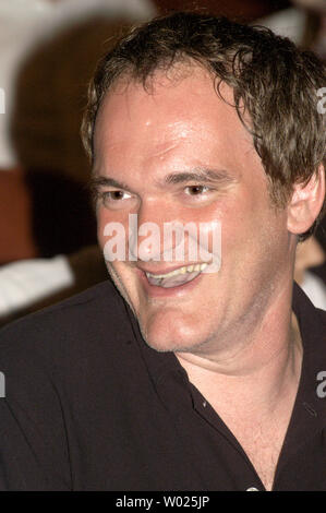 Regisseur Quentin Tarantino setzt sich in seinem Sitz an der Byham Theater vor Beginn der Pittsburgh Premiere der neuen George Romero's Film "Land der Toten" am 22. Juni 2005. (UPI Foto/Archie Carpenter) Stockfoto