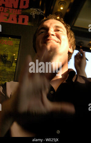 Regisseur Quentin Tarantino Wellen auf die Menge, als er die Byham Theater vor Beginn der Pittsburgh Premiere der neuen George Romero's Film "Land der Toten" am 22. Juni 2005 tritt. (UPI Foto/Archie Carpenter) Stockfoto