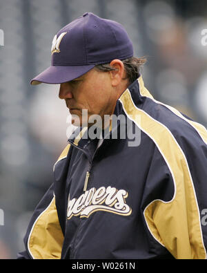 Milwaukee Brewers Manager Ned Yost geht weg vom Feld mit seinem Kopf nach unten, nachdem er seinen Krug Chris Capuano in den sechs Inning des ersten Spiels einer double Header am PNC Park in Pittsburgh, Pennsylvania am 13. September 2006. (UPI Foto/Stephen Brutto) Stockfoto