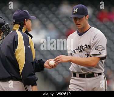 Milwaukee Brewers Manager Ned Yost zieht seinen Krug Chris Capuano, nachdem er drei Durchläufe zu den Pittsburgh Pirates in den sechs Inning des ersten Spiels einer double Header am PNC Park in Pittsburgh, Pennsylvania am 13. September 2006. (UPI Foto/Stephen Brutto) Stockfoto